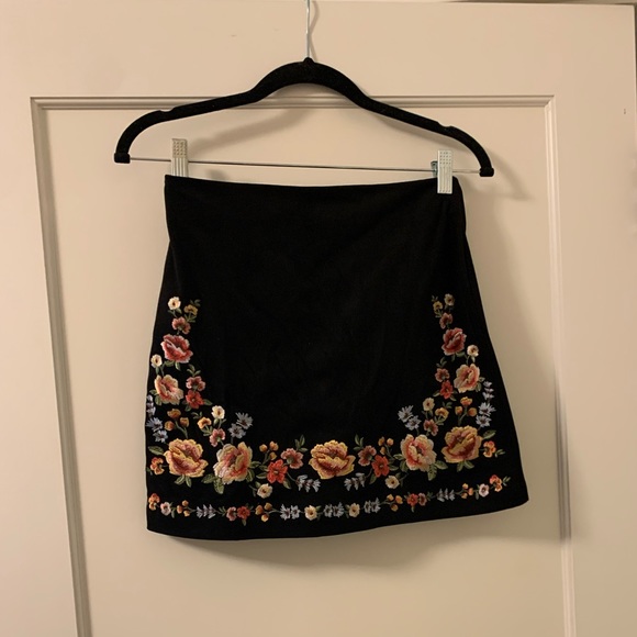 Flower embroidery black velvet mini skirt - Picture 1 of 2